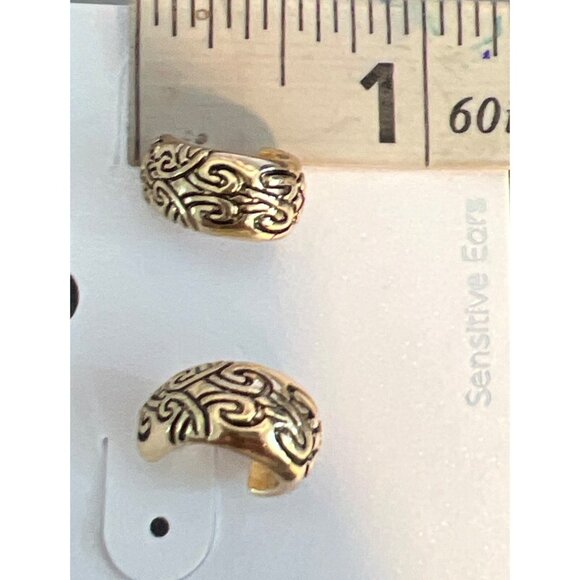 Loris Gifts Gold Tone Hoop Earrings Etched Design Pierced .5" New on Card - Picture 5 of 5